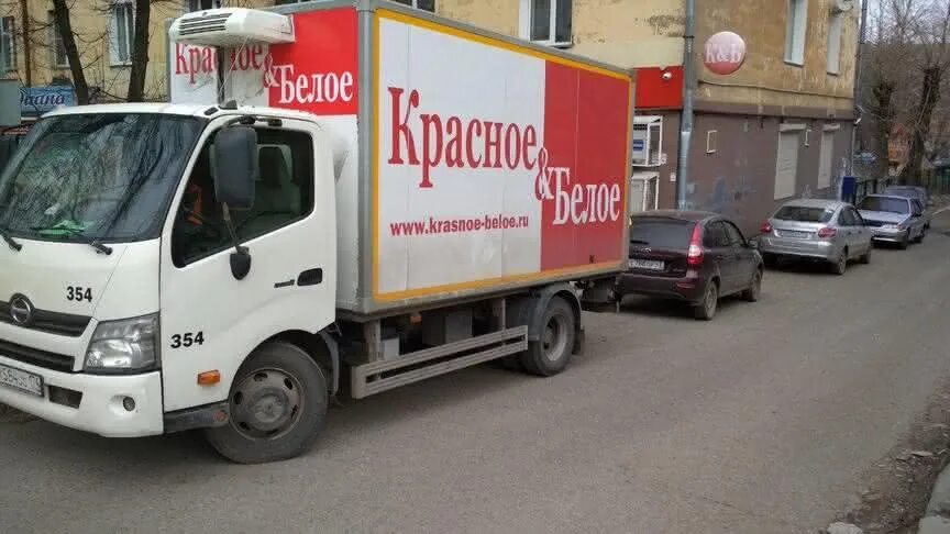 Фургон красное белое. Автомобили красное и белое. Новогодние грузовики красное и белое. Автомобили красное и белое. Водитель красное белое.