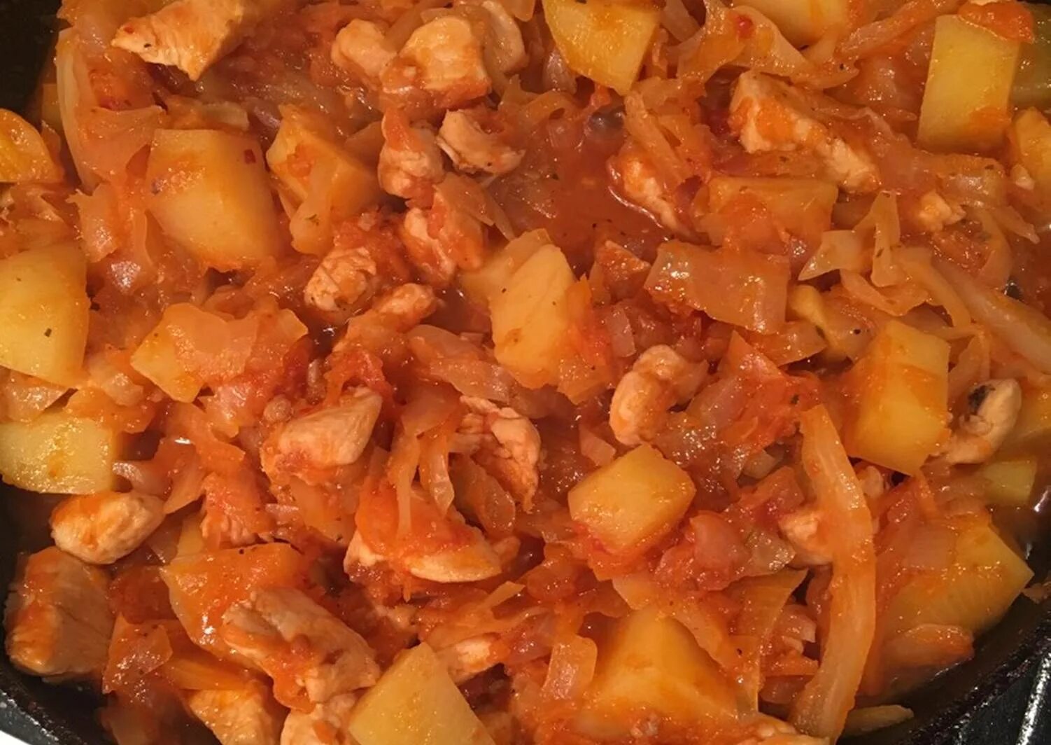 Капуста квашеная тушеная с мясом в кастрюле. Тушёная капуста с картошкой. тушёная капуста с картошкой и курицей. тушеная картошка с филе. тушёная капуста с картошкой и мясом.