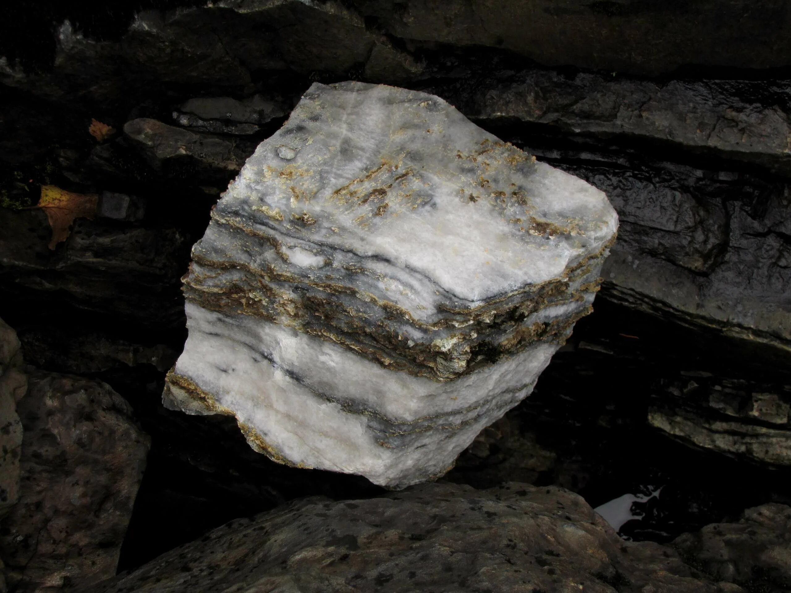 карелия гранитный карьер парк рускеала. село коелга мраморный карьер. карельский мрамор камень. горные породы и минералы мрамор. кварц молочный камень валун.