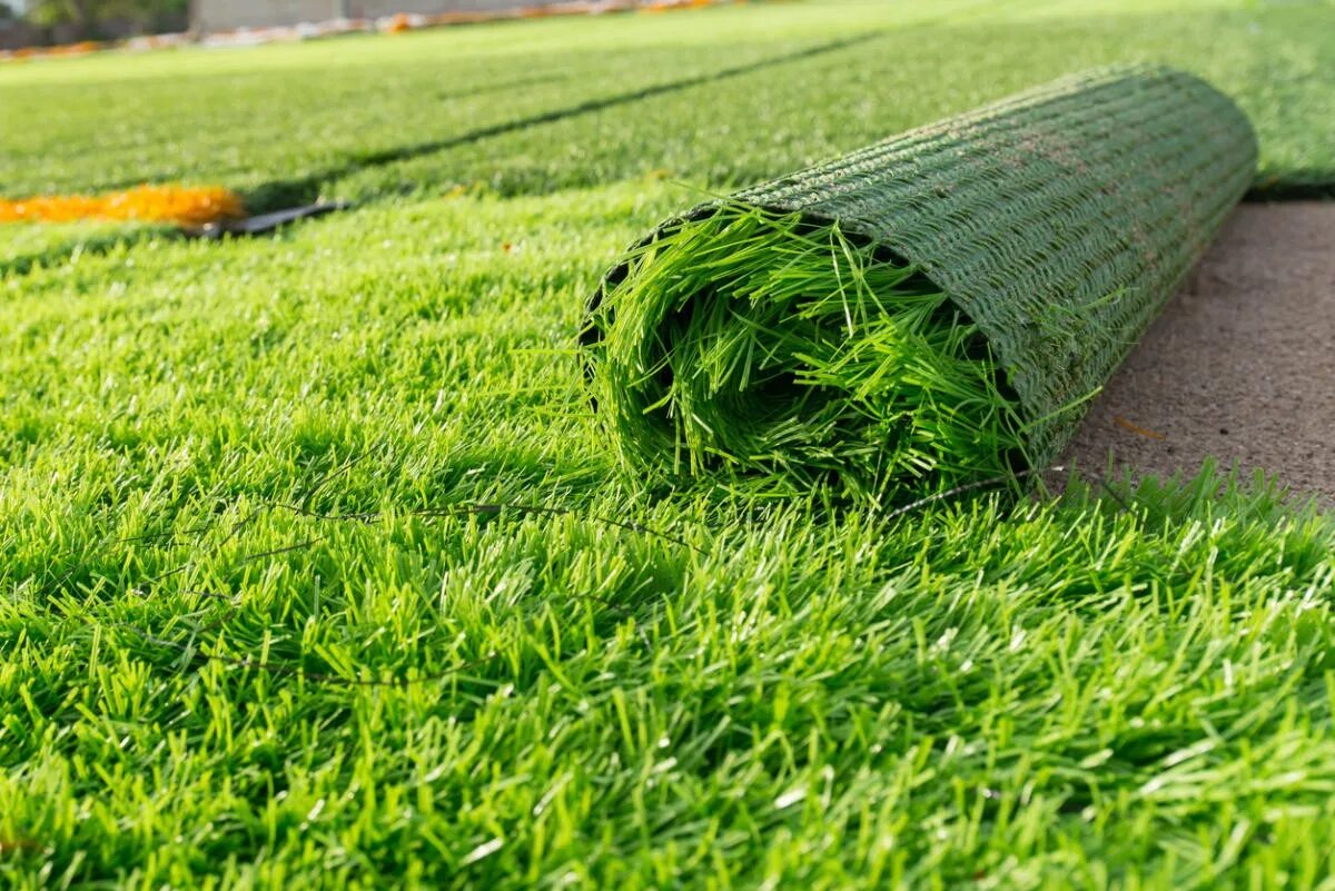 Можно ли класть траву. Искусственная трава. Газонная трава. Газон искусственный рулонный. Красивый рулонный газон.