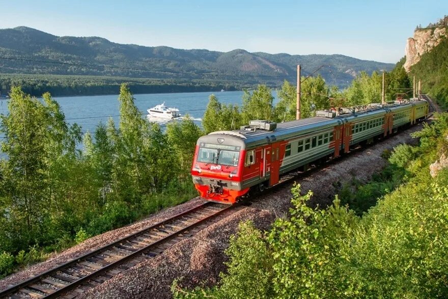 Движение поездов красноярск. Красноярская железная дорога. День железнодорожника в России. Усть Мана Красноярск электричка. Электричка Красноярск Дивногорск.