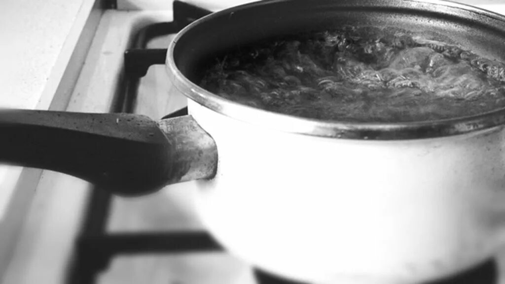 Вода кипит гифка. Кастрюля с кипящей водой. Кастрюля с кипящей водой. You will boil. Кипящая вода.