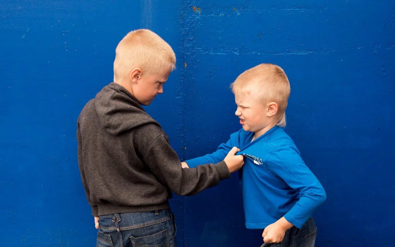 Мальчик включает свет. Включи мальчика. Кабель мальчик. Рисунок мальчик включает свет. Детские машинки игрушки.