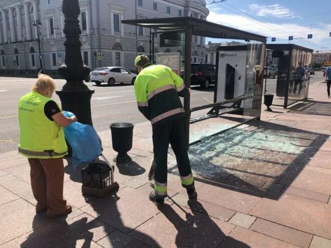 Мужчина упал на остановке. Самокат на Невском проспекте.