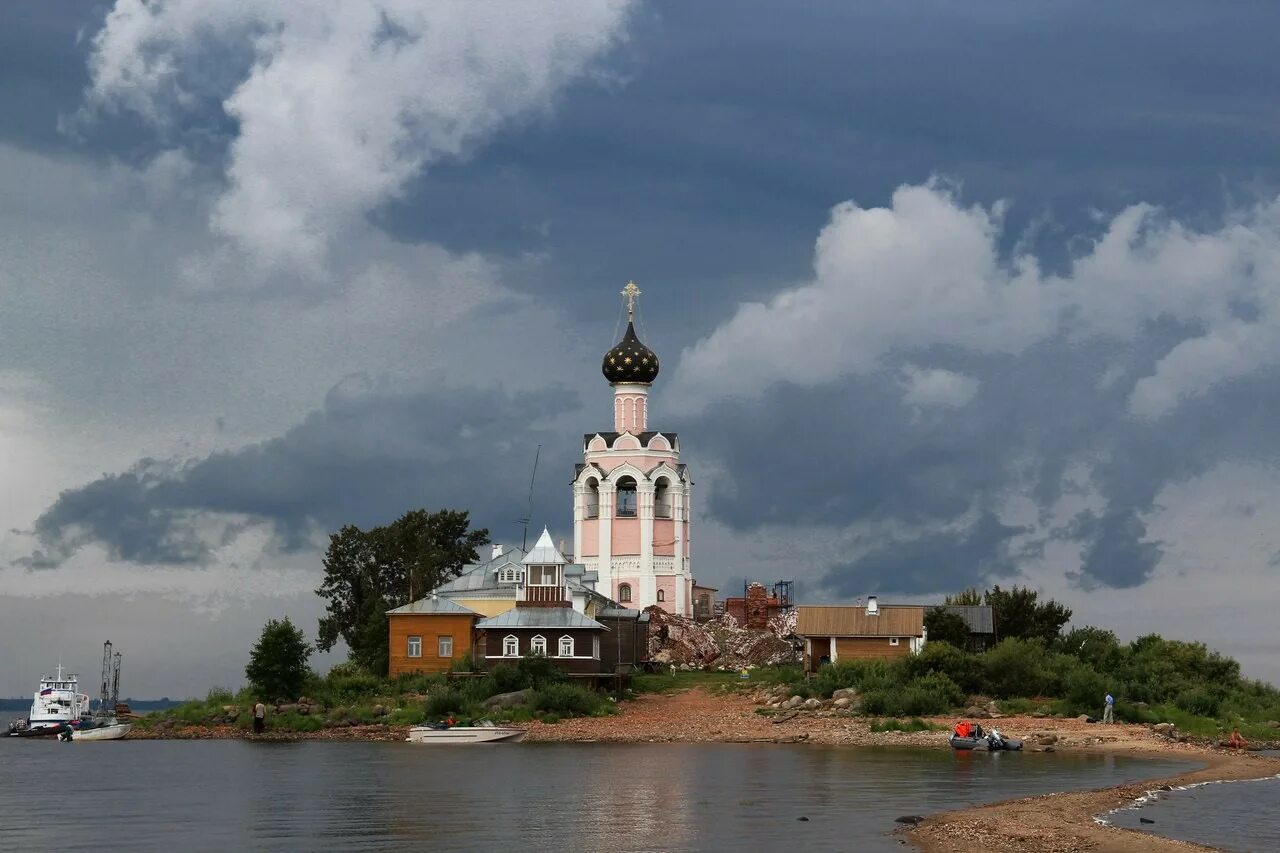 Кубинское озеро. Спасо-каменный монастырь на Кубенском озере. Спасо-каменный монастырь Вологда. Монастырь спас каменный на Кубенском озере. Вологодская область остров каменный монастырь.