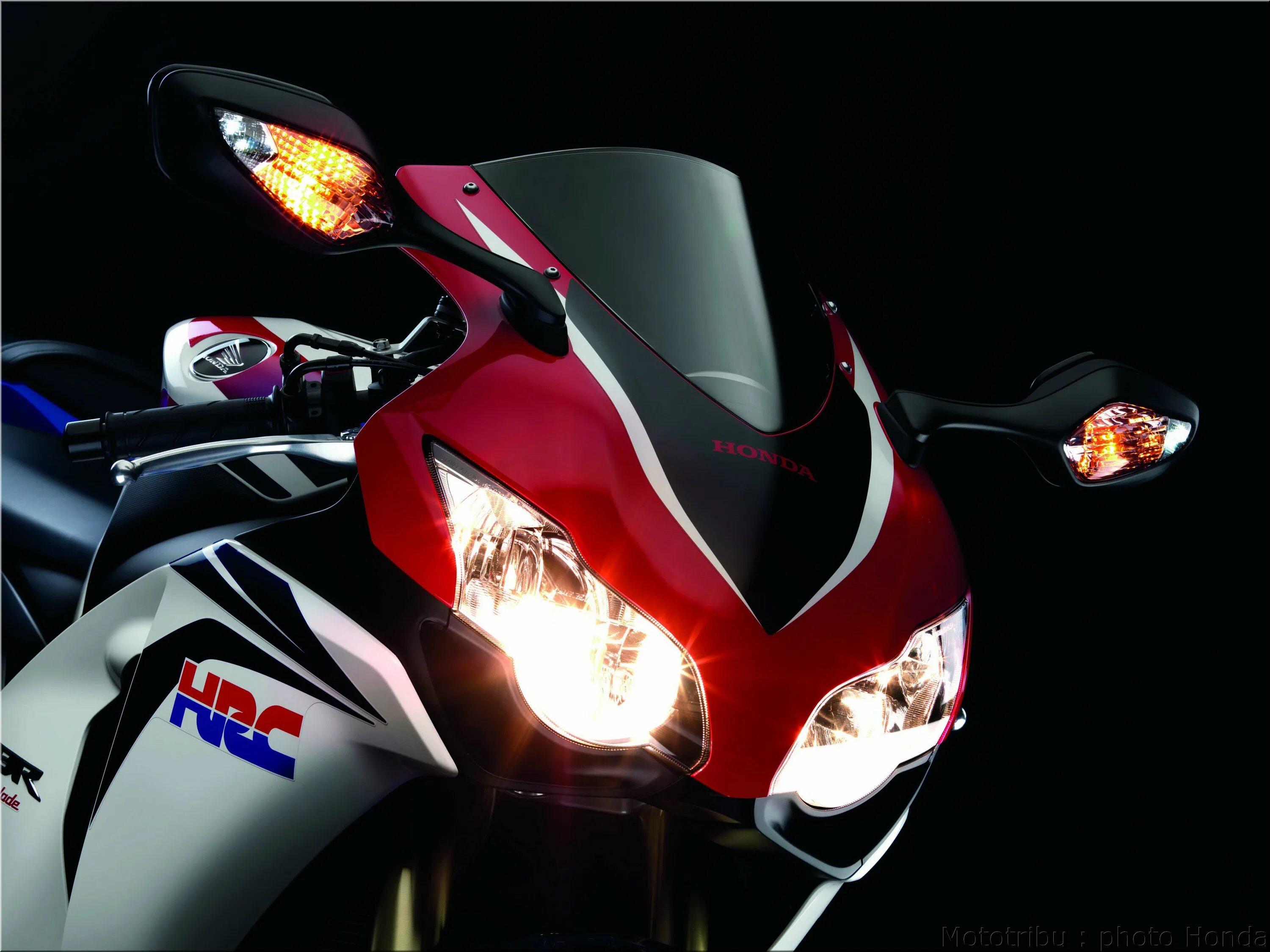 Honda телефон. Honda cbr1000rr fireblade 2009. мотоцикл хонда 1000 rr. honda cbr1000rr fireblade 2025. honda 1000rr fireblade.