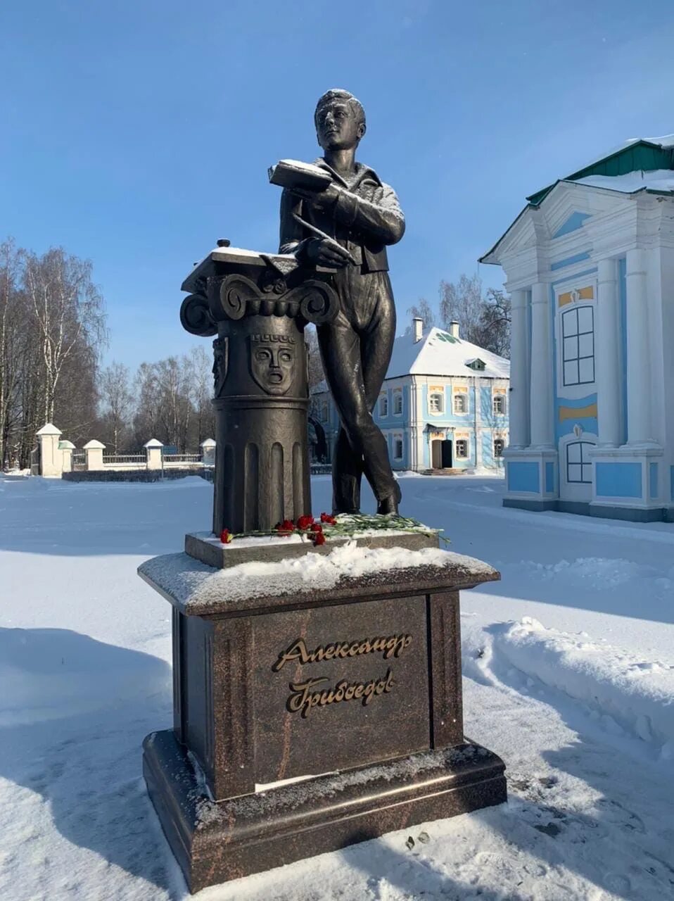 Грибоедов дуэль. Грибоедов Юный памятник в Хмелите. Грибоедов и Якубович дуэль.