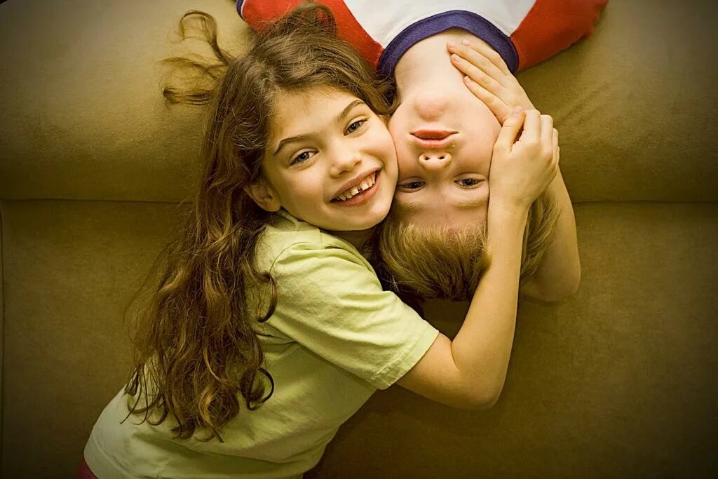 Старшая и младшая сестра. Любовь между парнем и девушкой. Позы для фотосессии братьев. Рамона и бизус фильм 2010. Брату вместо девушки.