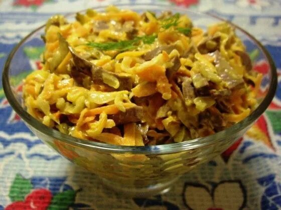 Капуста с черносливом. Салат обжорка с мясом. Обжорка рецепт классический с говядиной. Обжорка с корейской морковкой и говядиной. Подача салата обжорка.