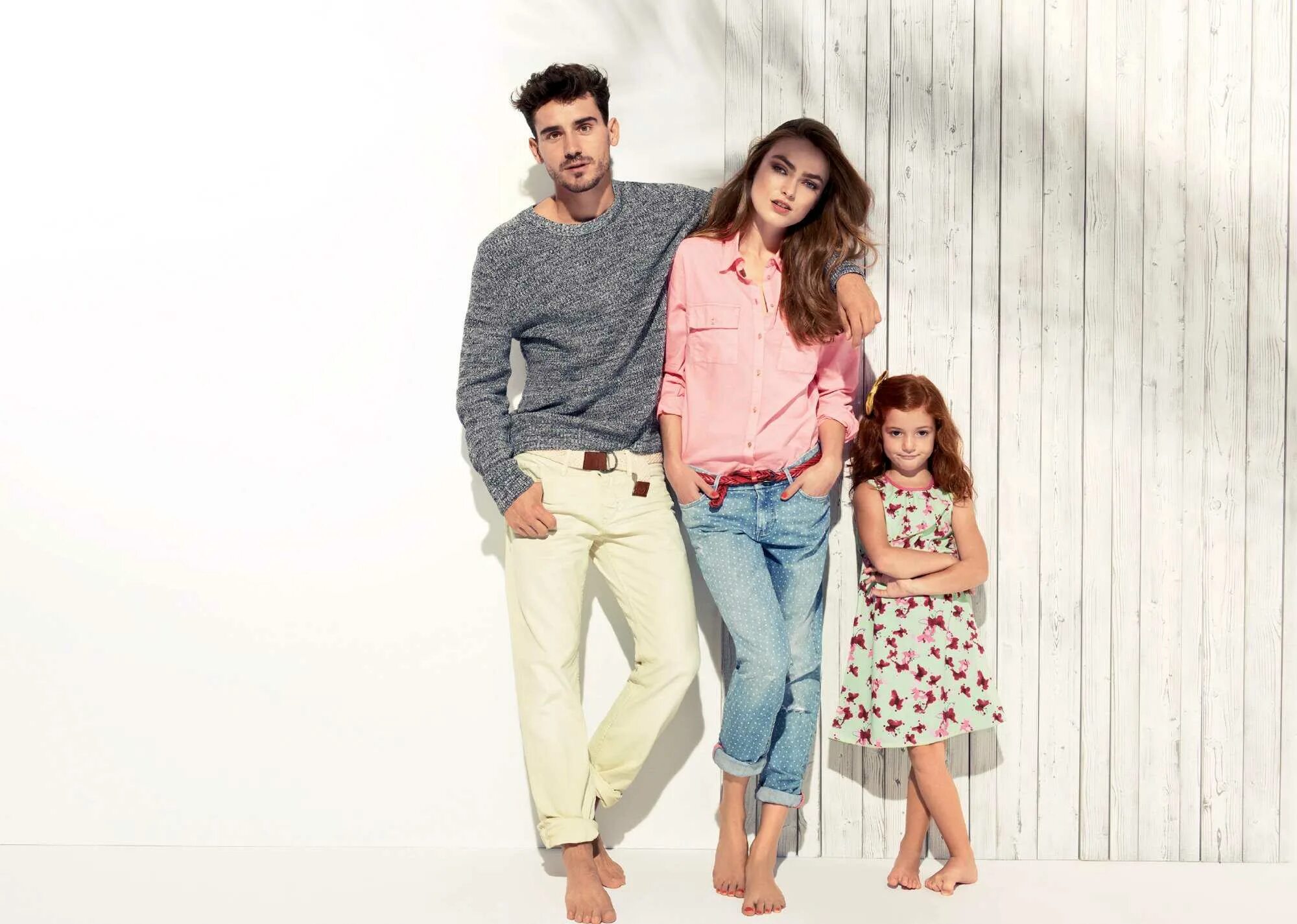 Фэмили лук мама папа дочка. Семья одежда. Семья одежда. Семья одежда. Модная одежда для всей семьи.