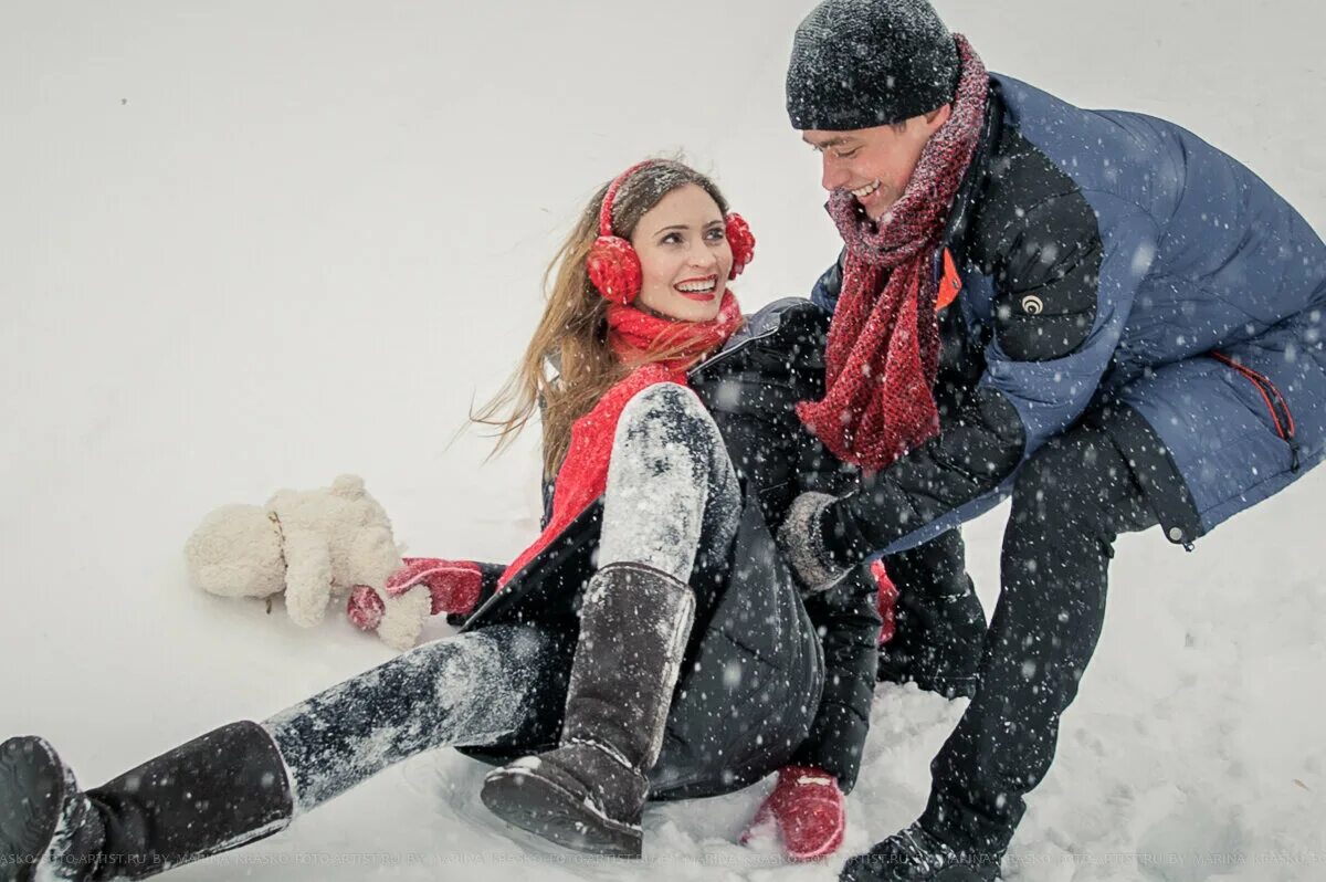 Зимняя фотосессия. Люди зимой. Зимняя прогулка. Зимние забавы на снегу.