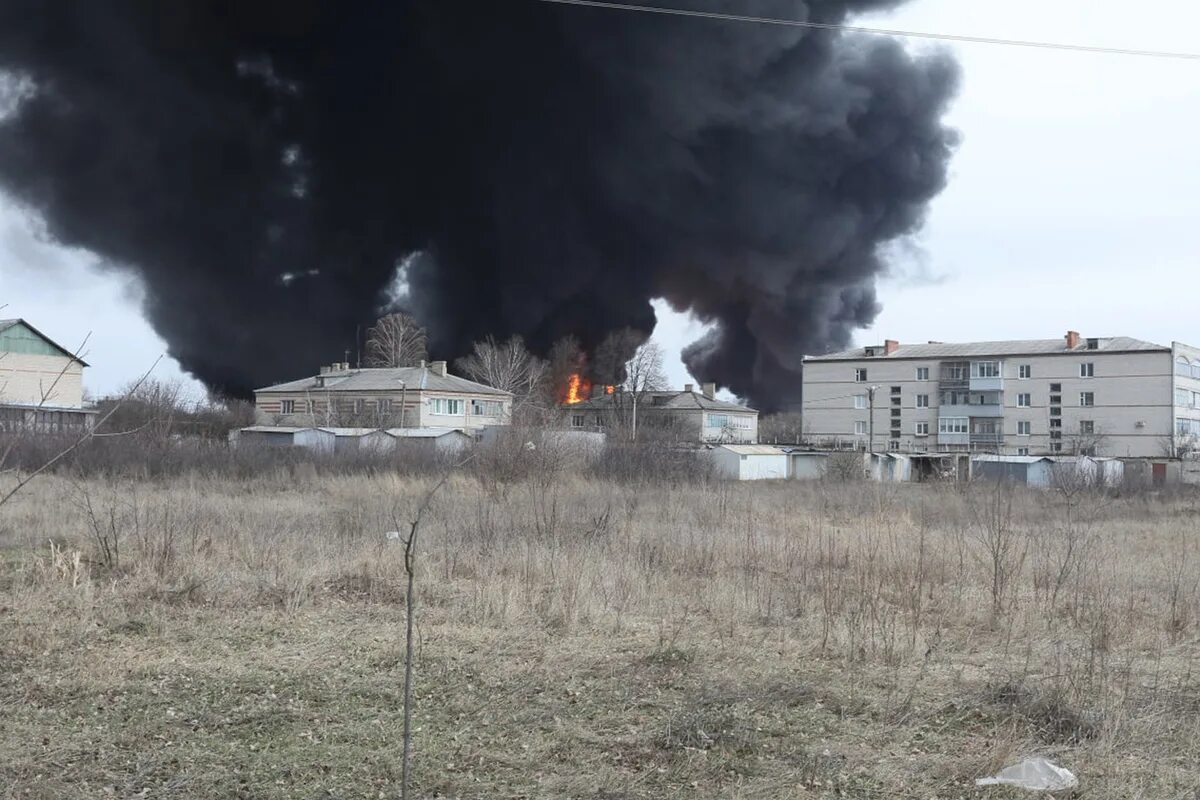 Нападение на белгородскую область со стороны. Атака на нефтебазу в Белгороде. Белгород Нефтебаза взрыв. Нефтебаза Белгород два вертолёта. Нефтебаза в Белгородской области.