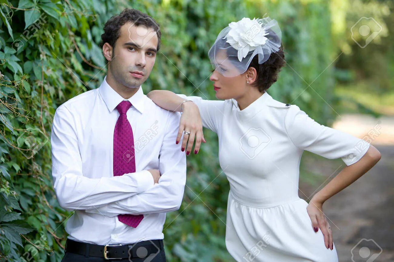 Знакомит с родителями. Знакомит с родителями. Парень знакомится с родителями девушки. Привел невесту знакомиться. Привел невесту знакомиться.