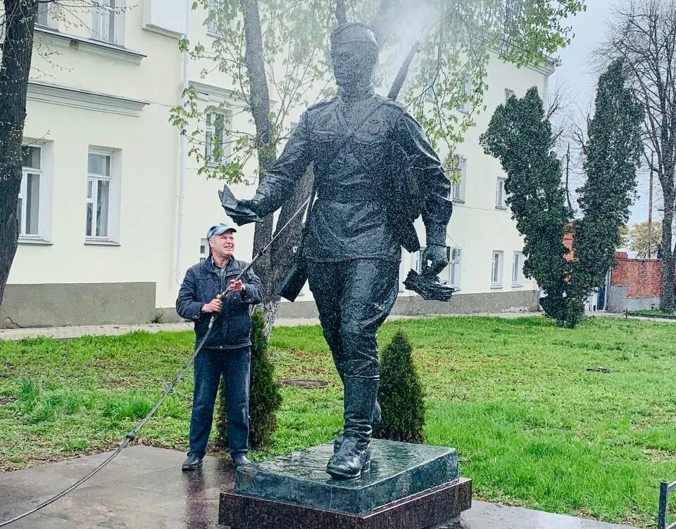 Памятник фронтовому почтальону в Воронеже. Памятник военному почтальону в Воронеже. Благоустройство памятников. Памятник времени.