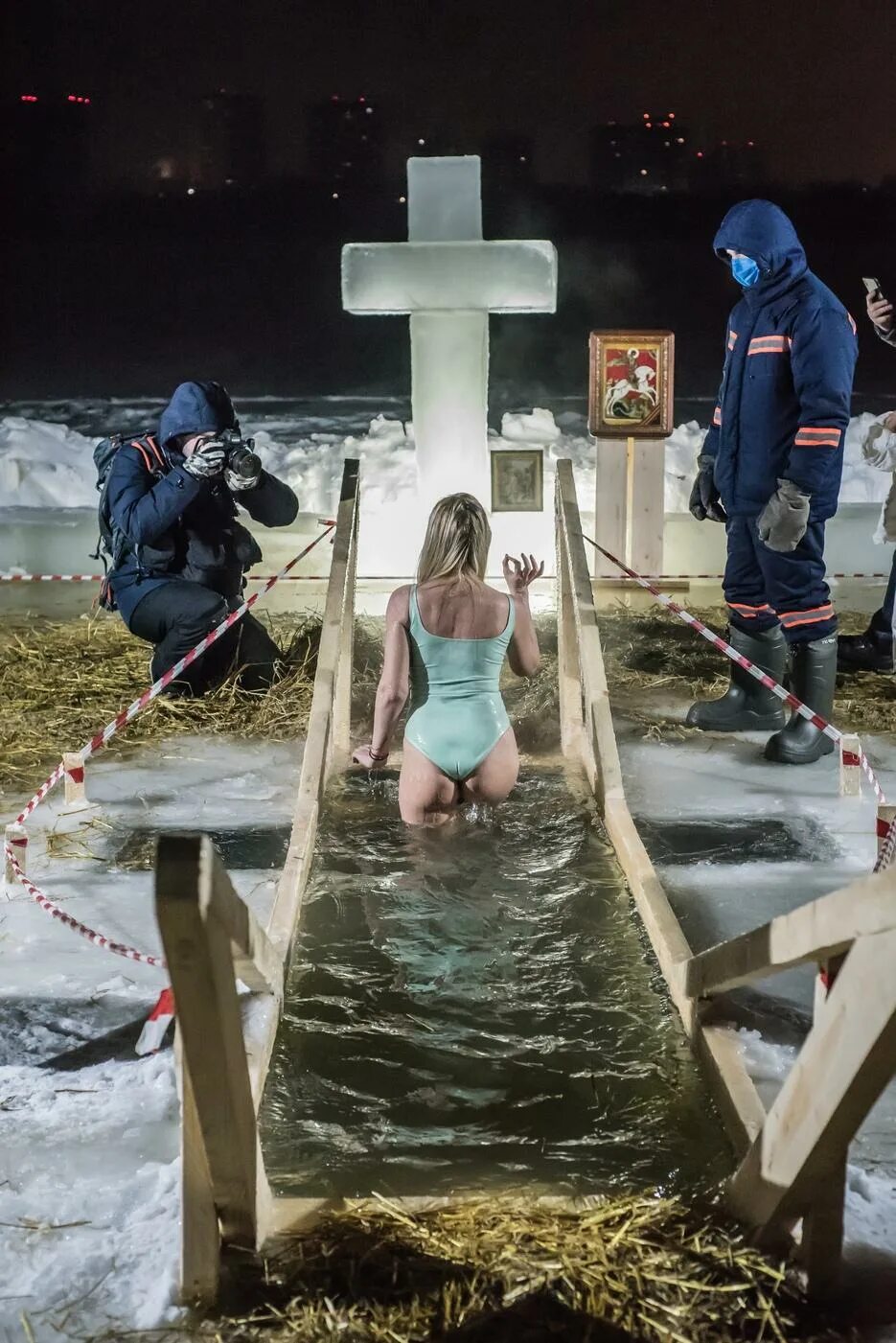 Видео утонувший девушки. Проруби на крещение 2023 в Новосибирске. Крещение прорубь 2023 Екатеринбург. В Дивеево на крещение 2023 год. Крещение в Дивеево 2023.