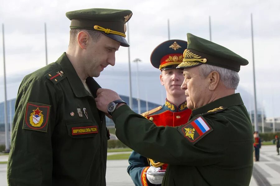 Командир в течение нескольких. Поощрение военнослужащих. Военный командир. Награждение военных. Вручение наград военнослужащим.