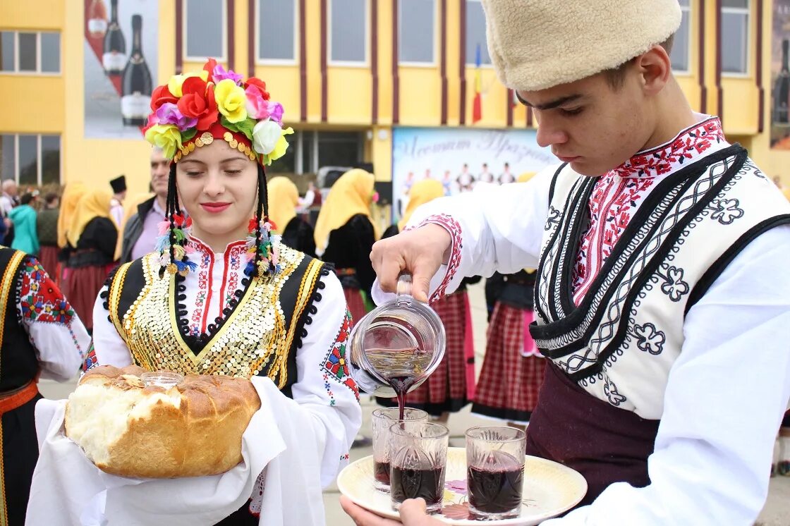 Национальный день вина Молдавии. Праздник вина в Молдове. День вина в Молдавии. Молдавские традиции.