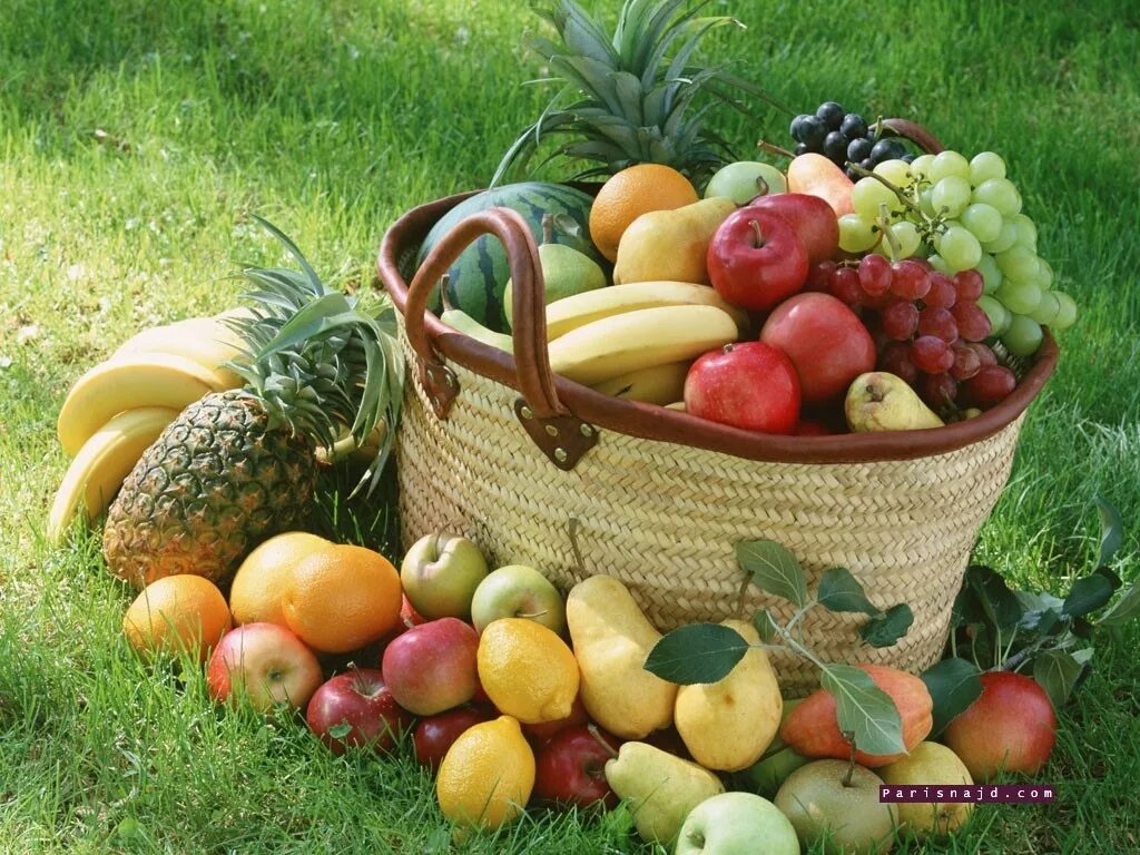 Лето время фруктов. Корзина с овощами. Корзинка с овощами и фруктами. Корзина с фруктами в саду. Изобилие фруктов и овощей.
