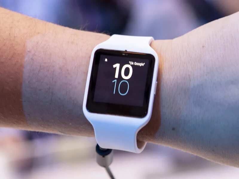 Smart watch 3 приложение. Sony smartwatch 3 на руке. адаптер для часов sony smartwatch 3. сони смарт вотч 3 батарейка. sony smartwatch 2 с зелёным ремешком.