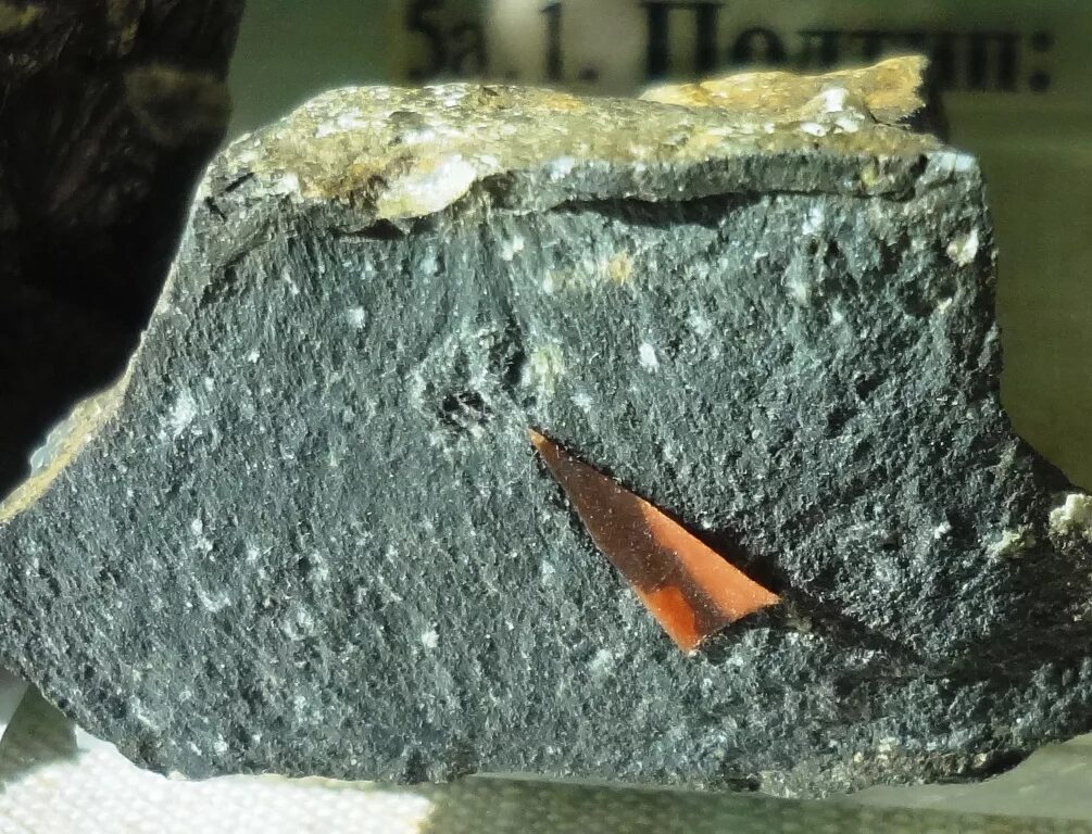 Почему камень твердый. Алмаз лонсдейлит. Лонсдейлит метеоритный камень. Прочный камень. Самый прочный камень.