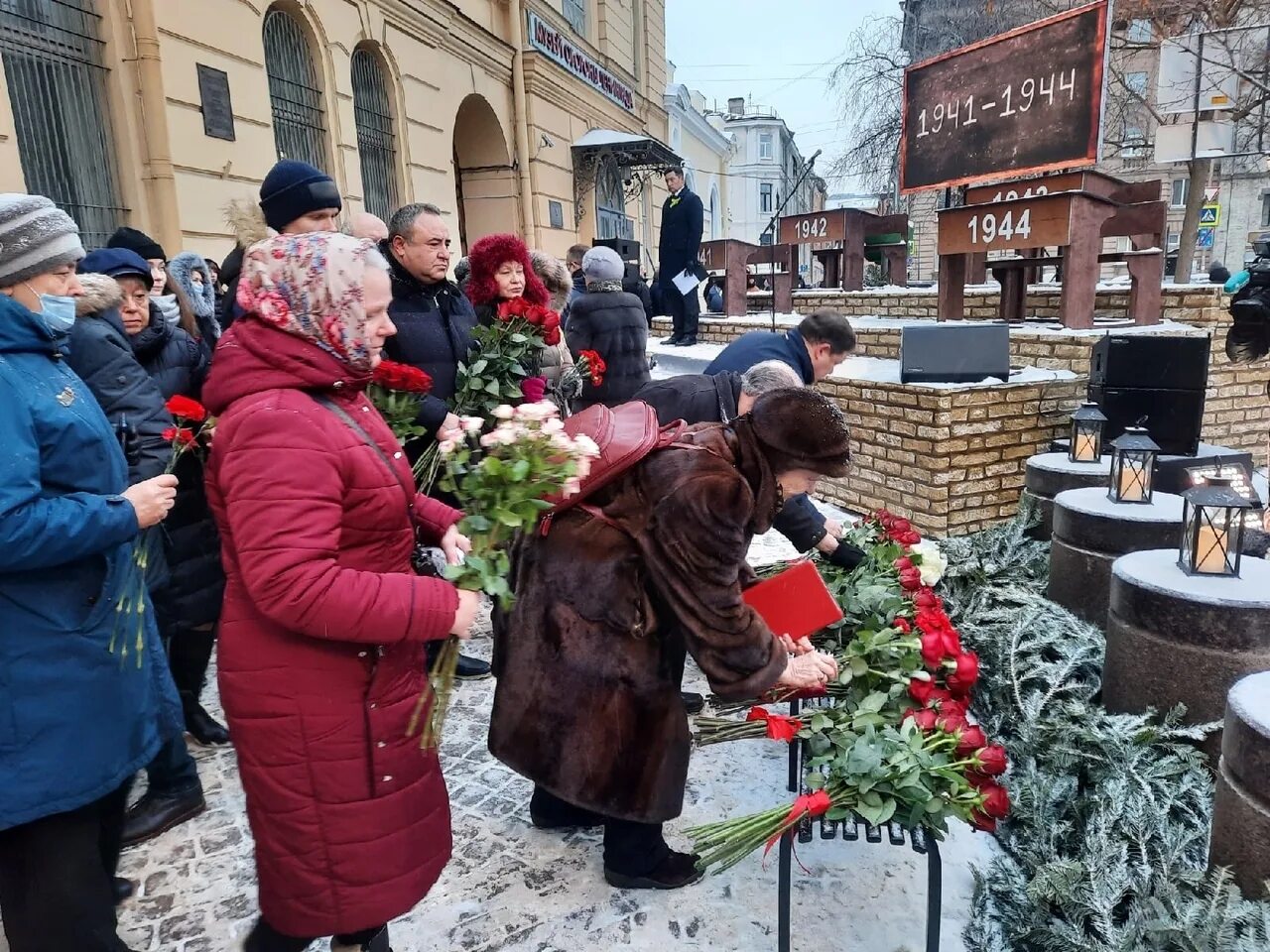 Открытие блокады ленинграда. Памятник учителю в Санкт-Петербурге блокадному Санкт-Петербурге. Памятник блокадному учителю в Санкт-Петербурге. Соляной переулок памятник блокадной учительницы. Памятник учителю блокадного Ленинграда в Петербурге.