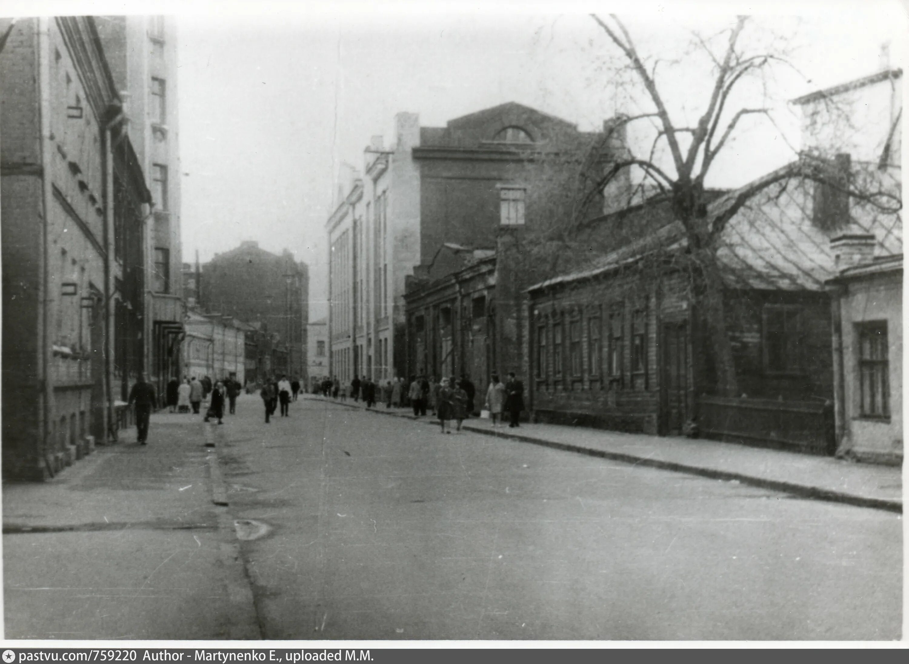 Входим в стари 1 ый дом. Бакунинская улица в фотографиях. Старая Москва Спартаковская площадь. Спартаковская улица 19 век Москва. Старый Басманный переулок.