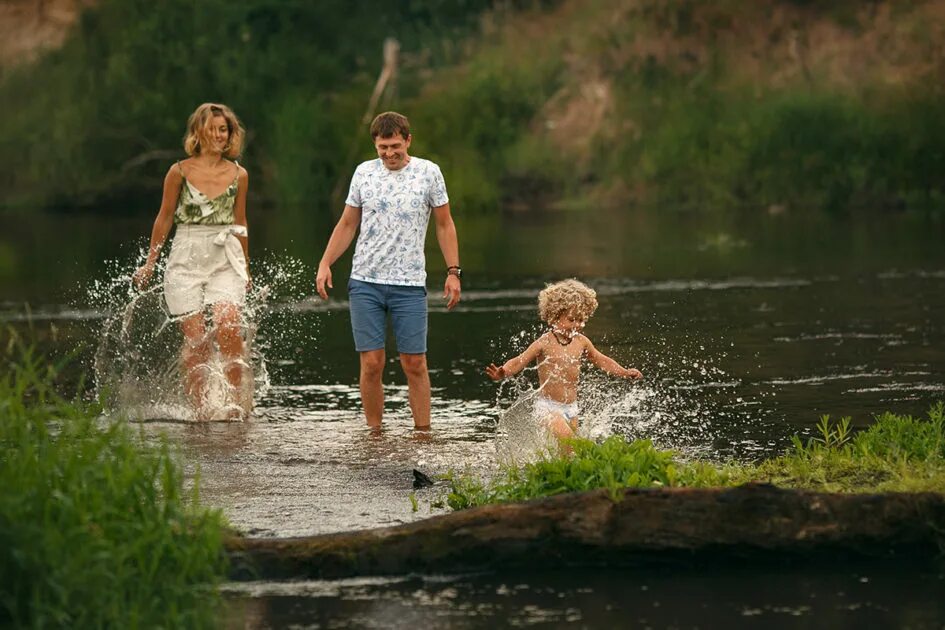 Купания на природе. Фотосессия семьи у речки. Фотосессия семьи на берегу реки. Семья у реки. Семья на озере.
