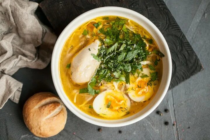 Суп лапша с курицей фото. Куриный суп ресторан. суп лапша вид сверху. куриный суп с лапшой в ресторане. суп-лапша с курицей ресторан.