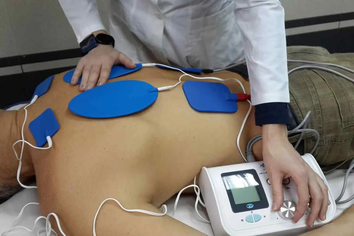 Электролечение гальванизация. Электротерапия электрофорез. Физиотерапия током как называется. Электролечение электрофорез. Физиотерапия током как называется.