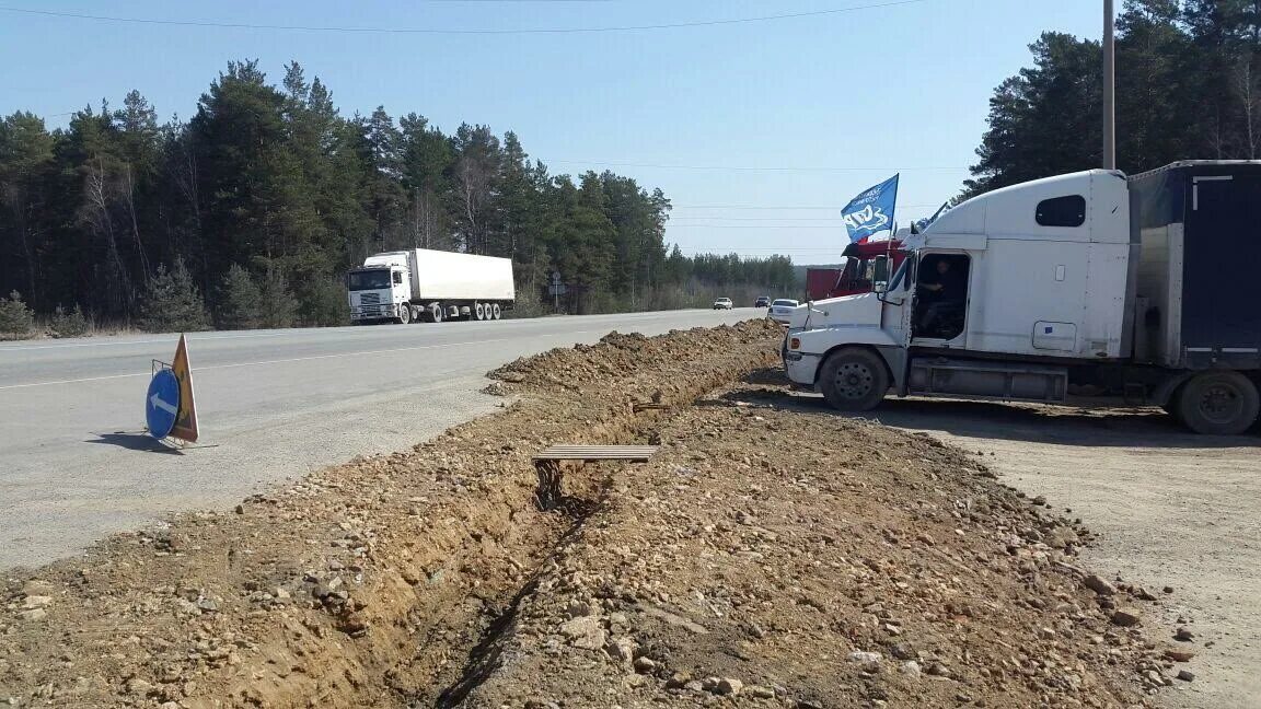 Платон дальнобойщики. Дальнобойщики стоянка. База дальнобойщиков. Стоянка для дальнобойщиков с душем. Фуры фото Россия Дальнобой.