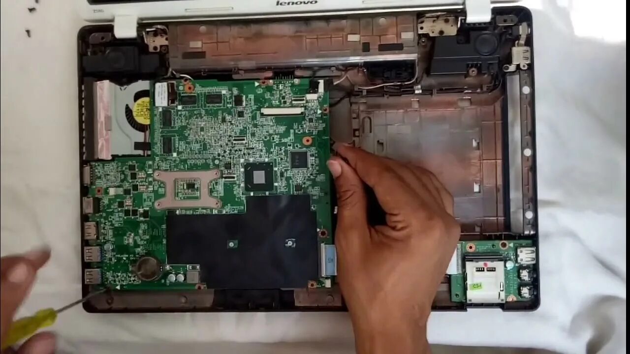 Lenovo z580 внутри. Леново биос загрузка с флешки. Батарейка cmos lenovo z580. Lenovo z580 биос. Биос lenovo z580.