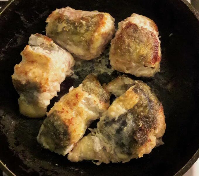 Налим жареный на сковороде. Жарим минтай на сковороде. Налим жареный на сковороде. Пожарить налим. Налим рыба жареный.