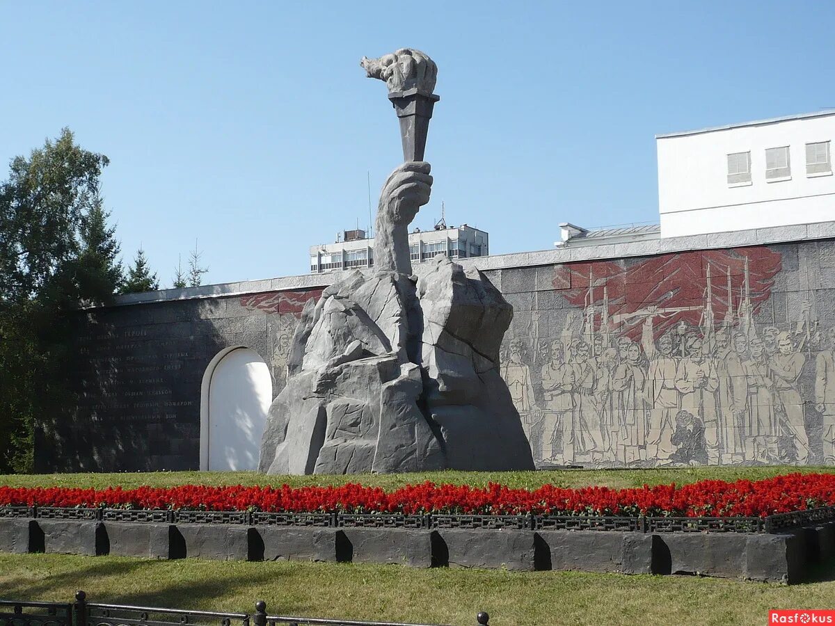 Сквер революции памятник. Сквер героев революции в Новосибирске. Памятник героям революции в Новосибирске. Памятник сквер героев революции. Памятник революционерам Новосибирск.