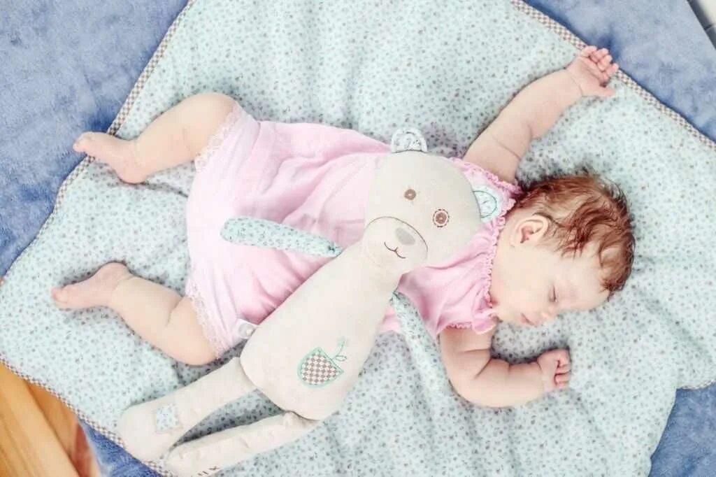 Игрушка для сна ребенку 7 мес. Игрушка для укладывания грудничка в кроватку. Игрушка для укладывания спать ребенка. Игрушки под которые ложат малыша.