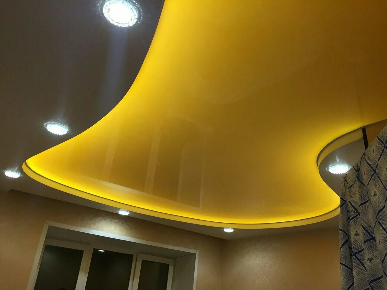 Желтый интерьер. Натяжной потолок желтый матовый. Натяжные потолки. Желтизна натяжного потолка. Подвесной потолок.