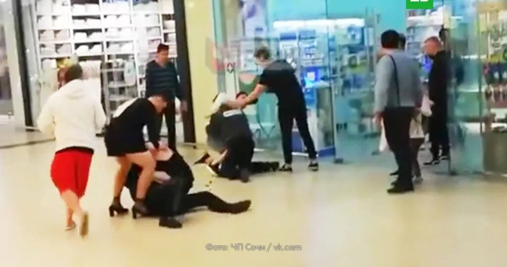 Драка в торговом. Драка со стрельбой в московском тц. Драка в торговом. Драка в торговом. Драка в торговом.