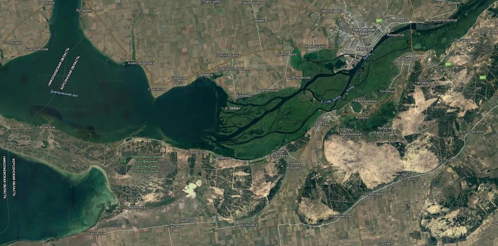 В устье или в устьи. Устье реки днепр. впадение днепра в черное. место впадения днепра в черное. устье днепра в черном море.