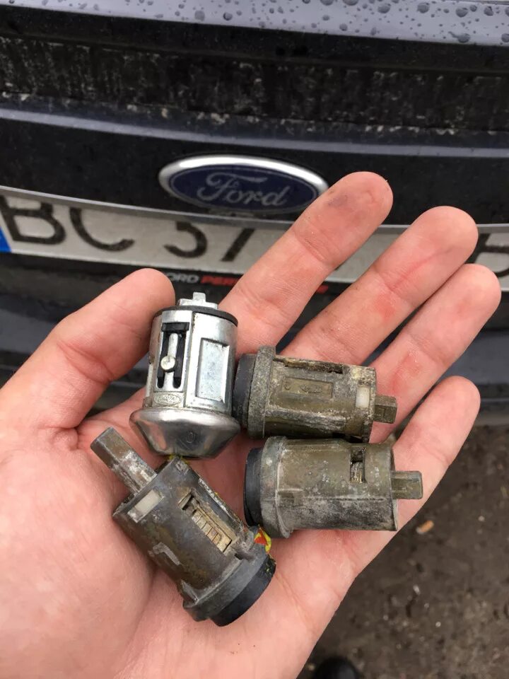 Комплект личинок замков форд 1 фокус. Личинка двери форд фокус 1. Замок зажигания mondeo 4 2011. Комплект замков форд мондео 3. Комплект замков форд мондео 3.