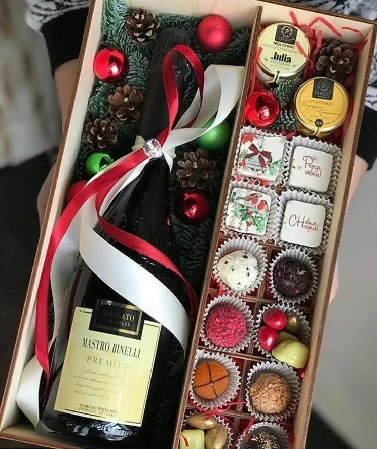 Идеи подарки купить. Подарочные коробки с шампанским. Подарочная коробка с вином и конфетами. Оригинальные подарки на НГ. Новогодний подарок вино с конфетами.