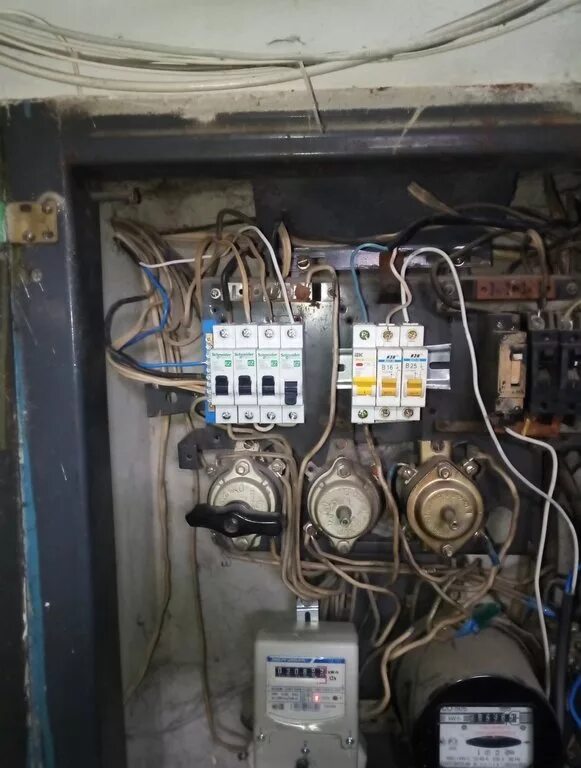 Автомат в щитке в подъезде. Автомат в щитке в подъезде. Щит этажный квартирный расключение. Вводной автомат 450а. Щит распределительный под 20 пакетников.