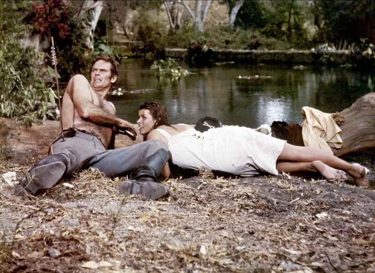 Допрос. Американский принуждение. Кадры из фильмов про насилие. Шон пенн взвод. Детройт фильм 2018.