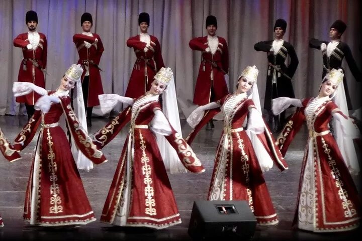 Кабардинский народный массовый танец. Адыгейский ансамбль нальмэс. удж адыгея ансамбль. адыгейский танец исламей.