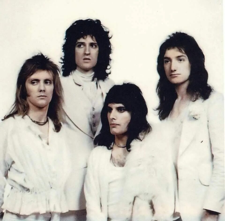 Queen some. Queen magic tour. Брайан мэй live aid. Фирма квин сочи. Queen queen ii 1974.