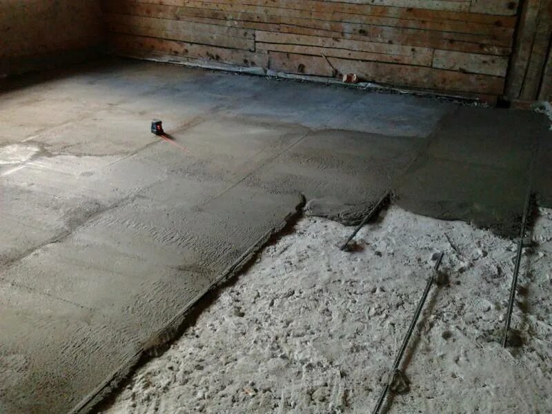 Стяжка пола. Стяжка пола по деревянным перекрытиям. Старый бетонный пол. Стяжка по деревянному полу.
