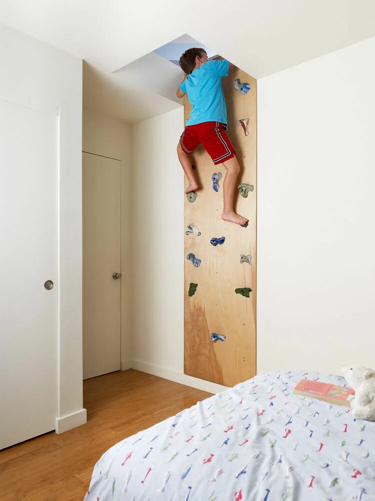 Домашний скалодром. Скалодром в детской комнате. Скалодром в комнате для детей. Стена для скалолазания. Стена скалолазания в детской комнате.