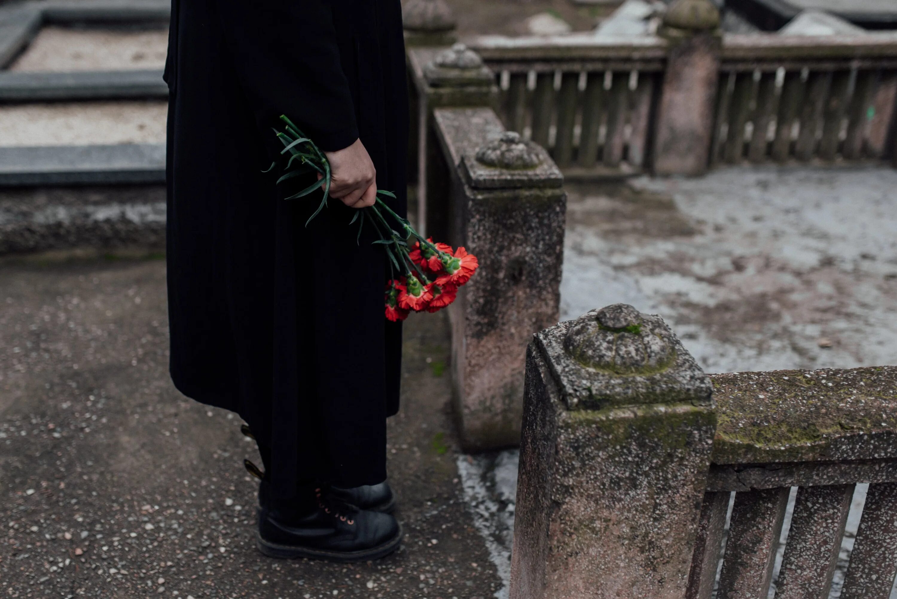 Женщина в трауре. Девушка в трауре. Вдова в трауре. Женщина в трауре на кладбище.