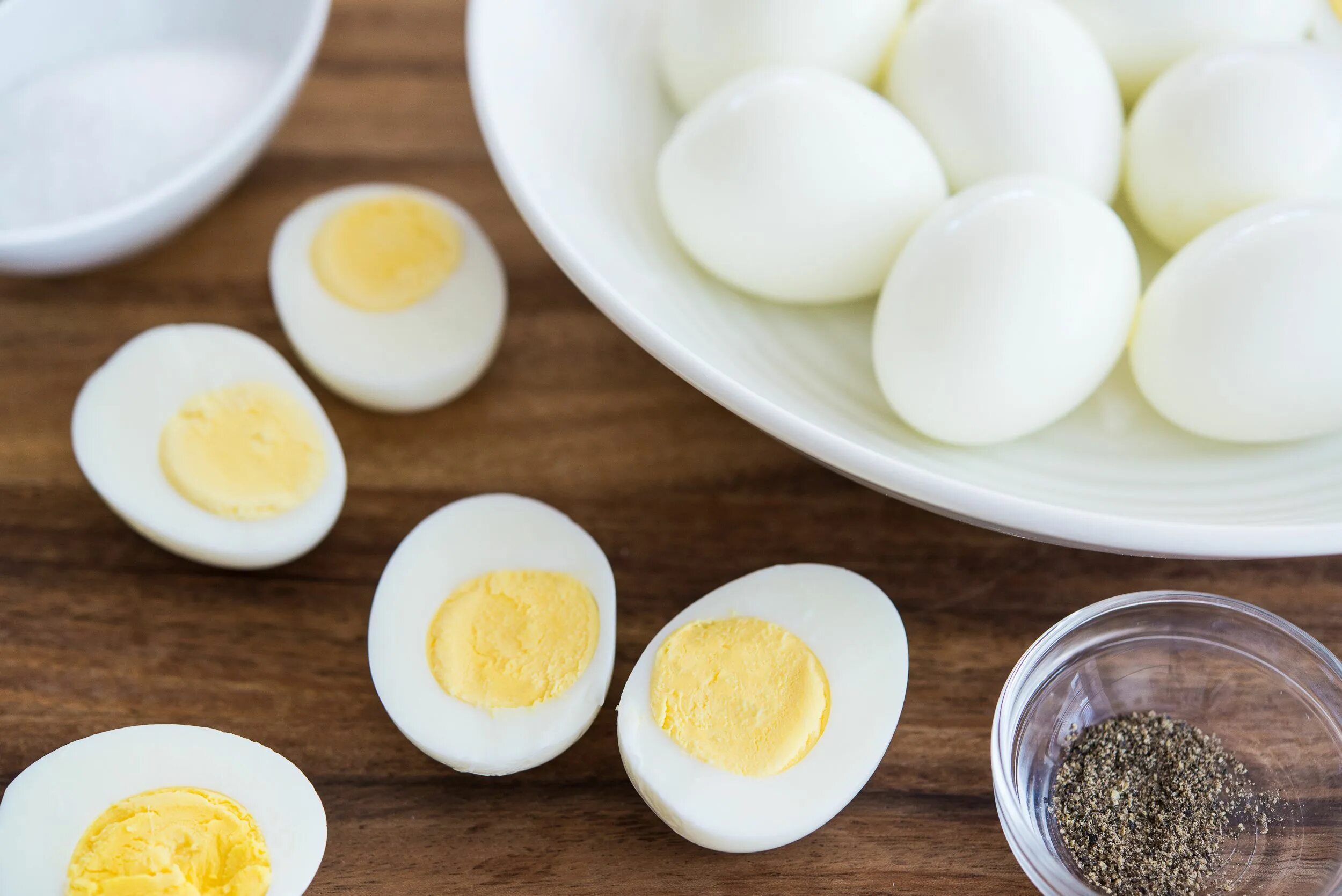 Cooked egg. Яйца всмятку и вкрутую. Вареные яйца. Яйца вкрутую. Отварные яйца.