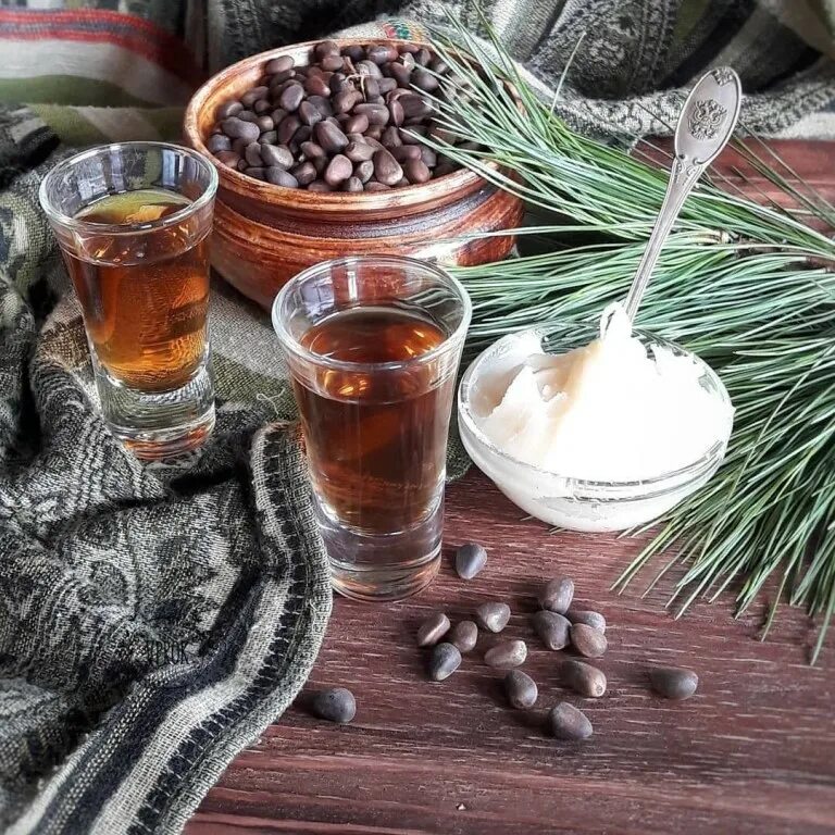 Как сделать кедровую настойку на самогоне. Кедровая самогонка. кедровка на самогоне. кедровый самогон. самогонка на кедровых орехах.