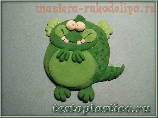 Лягушка из теста соленого легко. Дракончик из соленого теста своими руками. Дракон из соленого теста. Соленое тесто дракончик. Фигурки дракона из солёного теста объемные.