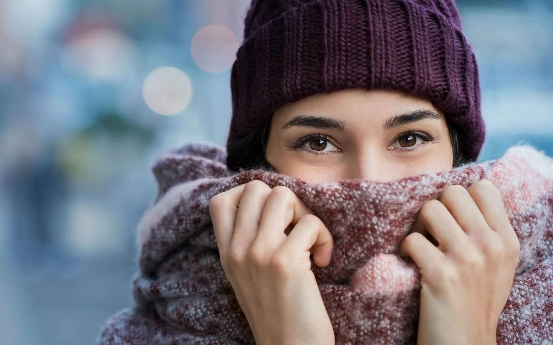 Тепло одеться зимой. Кутается в шарф. Шарф на человеке. Девушка укутанная в шарф. Девушка в теплой одежде.